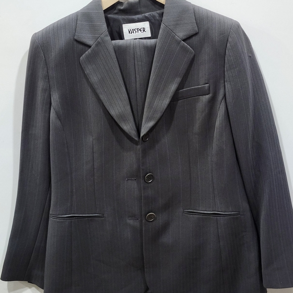 Kasper Women's Charcoal KASPER Pant Suit and Jacket. Size 10 Gray Wi - Picture 1 of 3